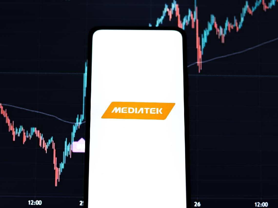 1300元的聯發科(2454)輕鬆入手！小資卡位10檔ETF跟著吃肉...一表看能賺12％配息、想打贏0050選誰好？